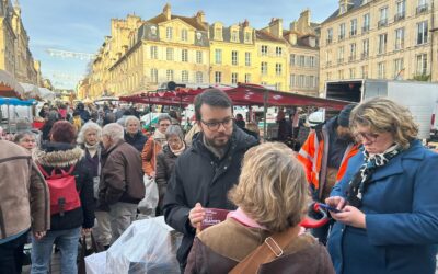 Échange citoyen sur le marché de la place Saint-Sauveur